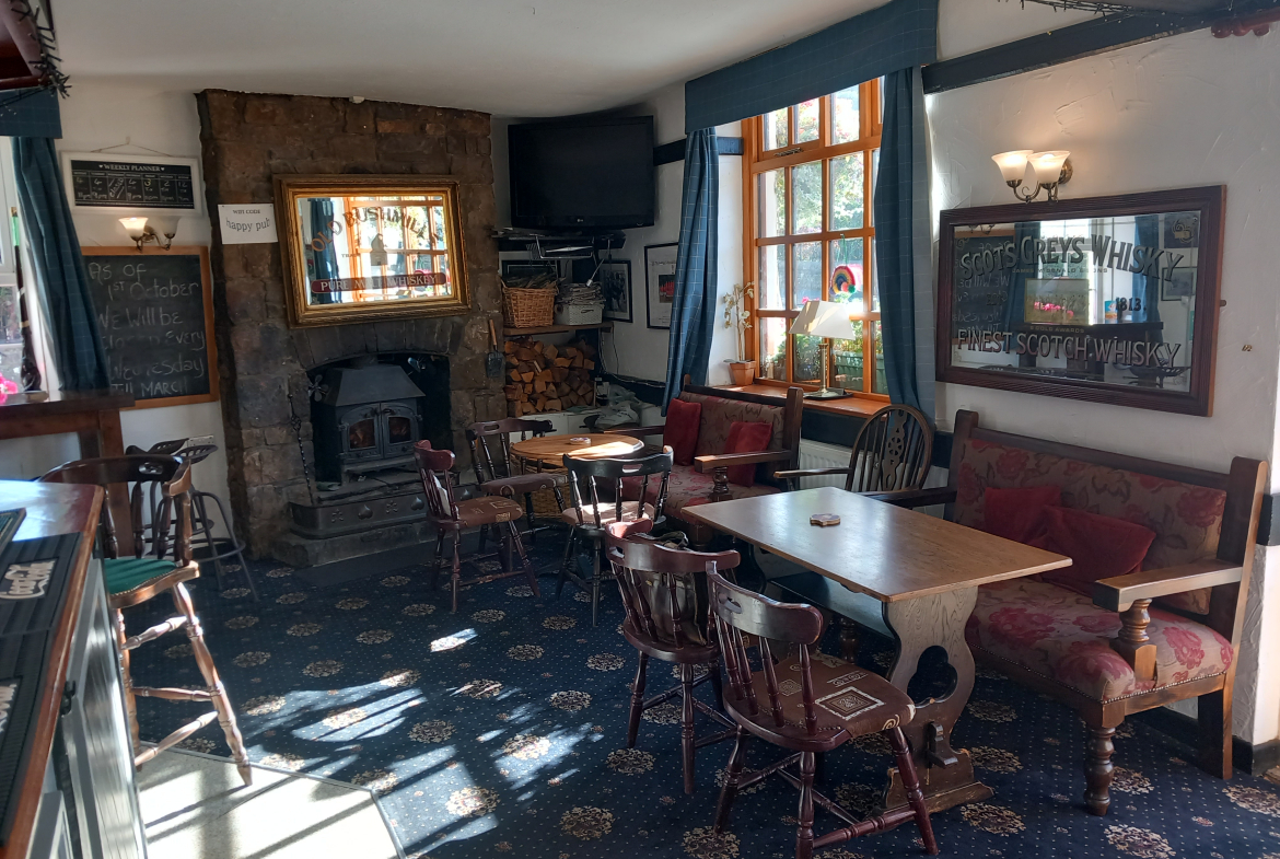 MONMOUTHSHIRE TRADITIONAL COTTAGE STYLE PUBLIC HOUSE IN BUSY