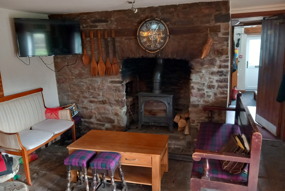 POWYS CHARACTER COTTAGE STYLE PUBLIC HOUSE IN OUTSTANDING RURAL