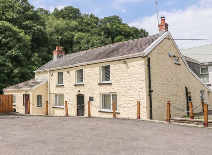 SWANSEA VALLEY CHARACTER COTTAGE STYLE SIX BEDROOM B&B APPOINTED TO