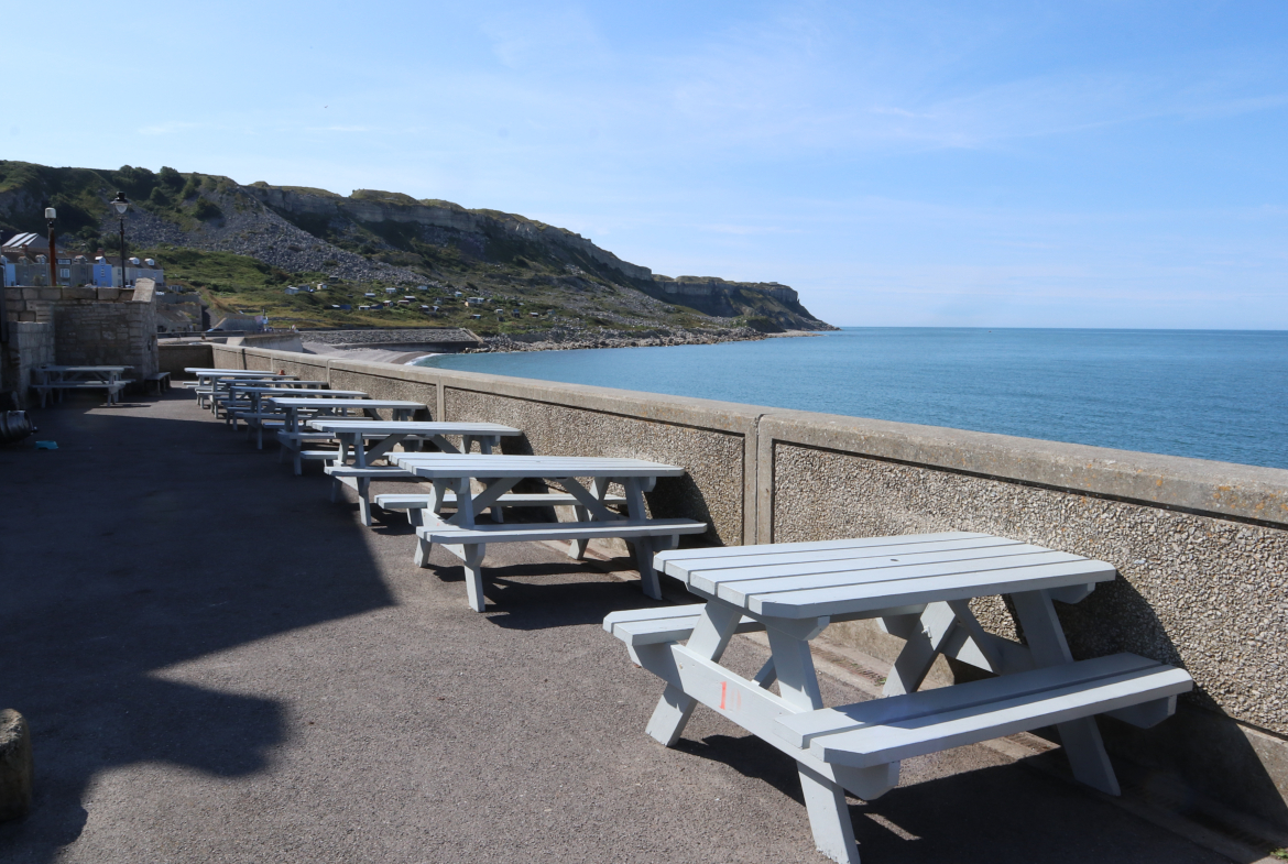 DORSET LUCRATIVE SEAFRONT PUBLIC HOUSE WITH FANTASTIC VIEWS Buy or