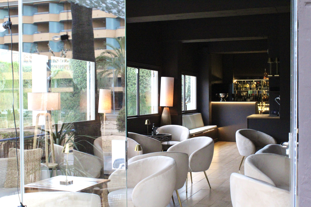 Freshly Renovated Wine Bar For Sale in Albir Close to Beach Buy or